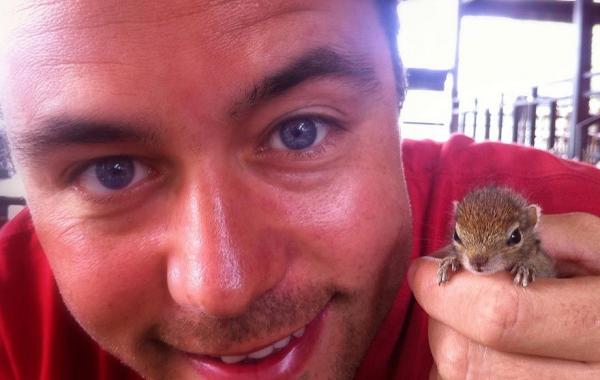 Осиротевший бельчонок Роб и его новый друг Пол Уильямс