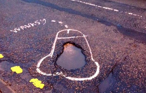художник рисует пeниcы на дорожных выбоинах, Wanksy 