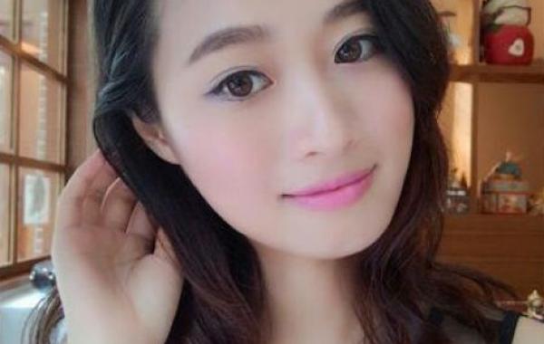 Девушка азиатка с макияжем и без