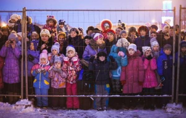 Деда Мороза огородили от самарских детей решеткой