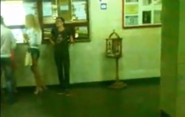 Спайс, видео, парень упал в метро, Минск