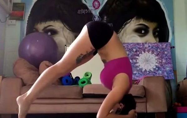 кот йога, кот помешал делать йогу, стойка на локтях кот закрыл вид, кот закрыл камеру стойка йога