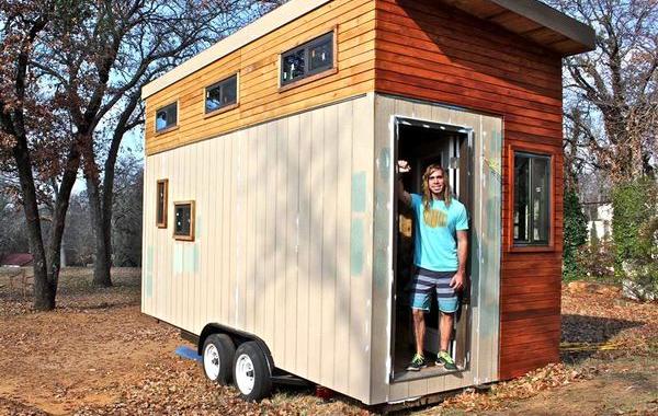 студент построил передвижной дом, парень построил дом на колесах, передвижной дом своими руками