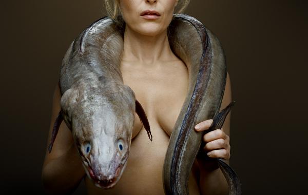 Голые знаменитости прикрытые только сырой рыбой в проекте "Fish Love"