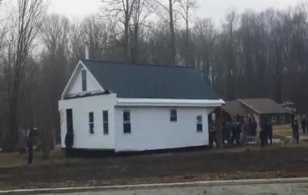 Сколько нужно амишей, чтобы поднять и перенести целый дом?