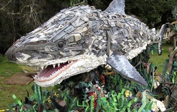 скульптуры из мусора, скульптуры из мусора найденного на пляже
