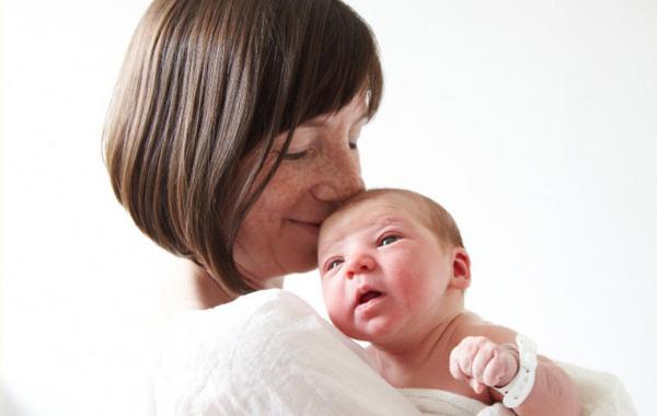 Трогательные портреты матерей с их новорожденными малышами, jenny lewis one day young