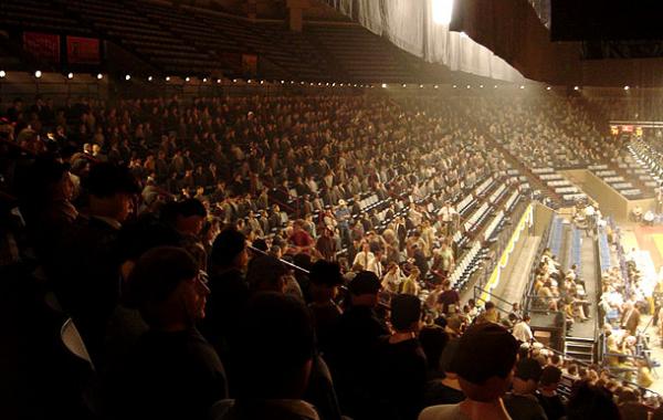 Обман во время съемок фильмов, вместо массовки манекены, куклы