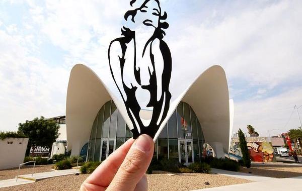 Фотограф дополняет достопримечательности бумажными трафаретами, Рич МакКор, Rich McCor