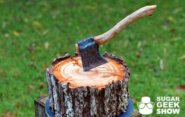 торт лесоруба, торт в виде полена с топором