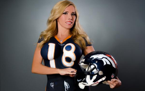 Большегрудая красотка Наташа Кизмет в сексуально спортивном боди-арте Пэйтона Мэннинга