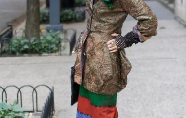 Стильные старушки и старички с девизом: "Жить надо красочно и ярко!"