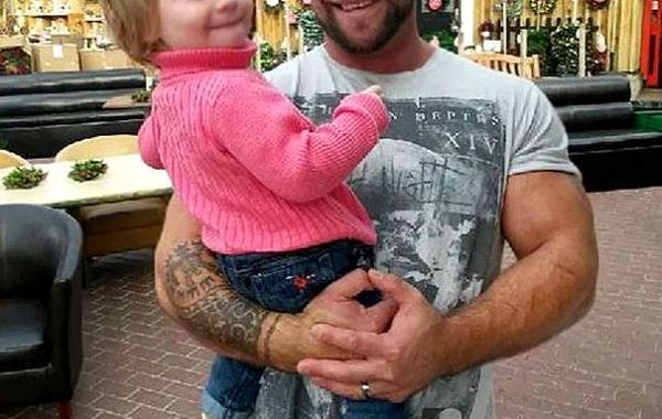 Родители покрыли свои ноги татуировками в виде родимых пятен дочери