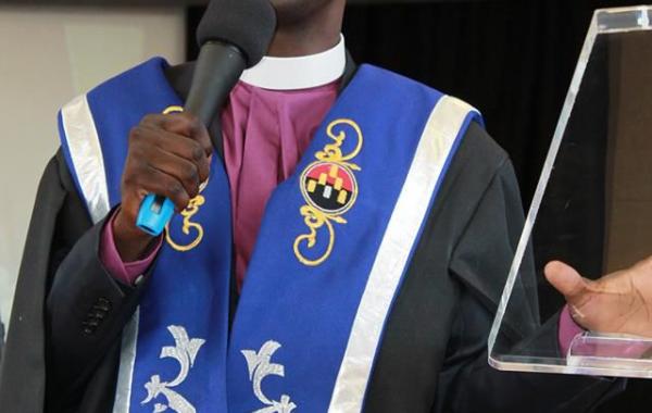 Южноафриканский пастор приказал прихожанам есть траву