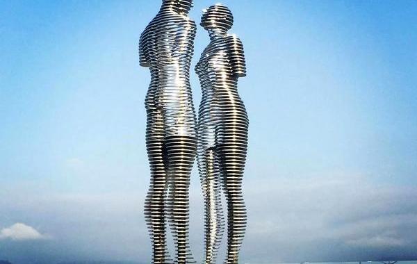 грузинская статуя мужчина и женщина, статуя Али и Нино Грузия, статуя Али и Нино, Тамара Квеситадзе