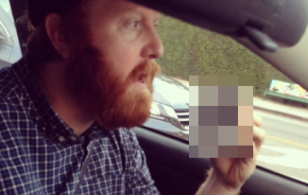 Комик Рэнди Лидтке троллит полицию телефоном печеньем