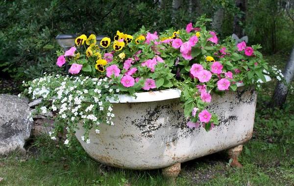 утилизация старой мебели, превращение старой мебели в сад, вторая жизнь мебели, как украсить сад