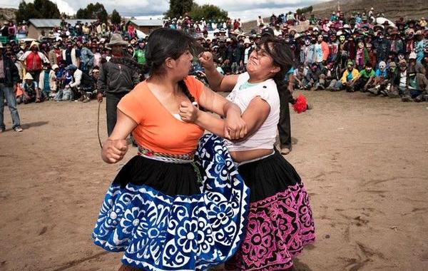 странные новогодние традиции со всего мира, новогодние традиции