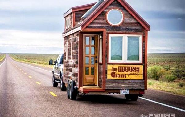 путешествие по миру домик на колесах, пара бросила работу и отправилась в путешествие, внутри дома на колесах, интерьер дома на колесах