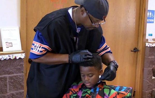 парикмахер бесплатно стрижёт детей за чтение, ортни Холмс, Courtney Holmes