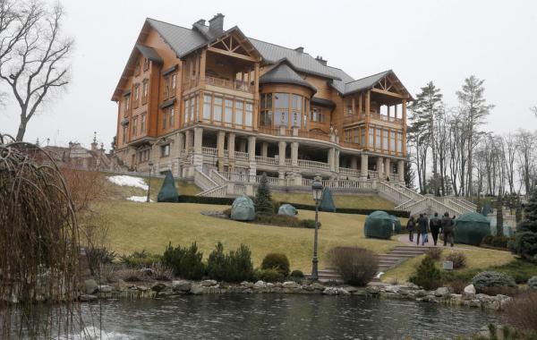 Журналисты и протестующие внутри загородного дома Виктора Януковича