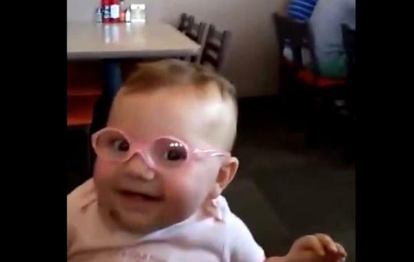 девочка впервые надела очки, девочка увидела свою семью ясно