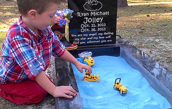 Песочница на могиле, Ashlee Hammac