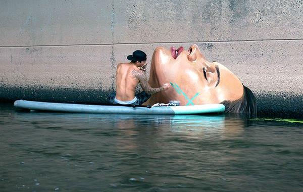 пляжные фрески, художник рисует стоя на доске для сёрфинга, Шон Йоро, Sean Yoro