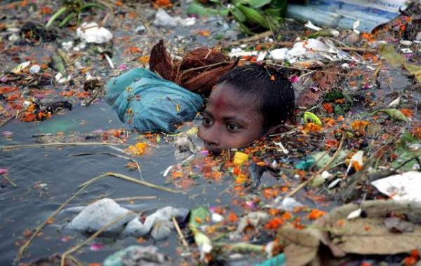 Грязня река Ганг трупы, мусор, коровы и стирка