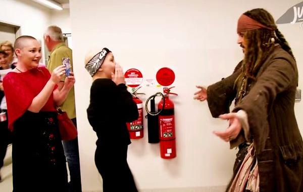 Джонни Депп навестил больных детей, Джек Воробей навестил детей в больнице