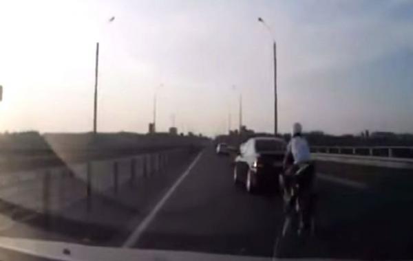 Самый удачливый байкер в мире, которые не только выжил после столкновения, но и стал звездой интернетаСамый удачливый байкер в мире, который не только выжил после аварии, но и стал звездой интернета