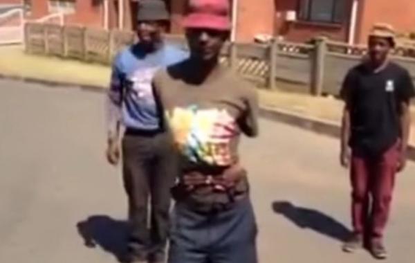 Южноафриканские уличные артисты поражают зрителей своими "волшебными" трюками