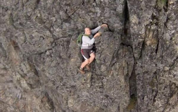 Спасение туриста, застрявшего в горах на высоте 1500 м, снятое с вертолета