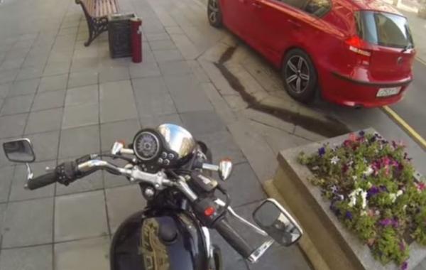 Байкерша наказывает нерадивых водителей, мусорящих на дорогах