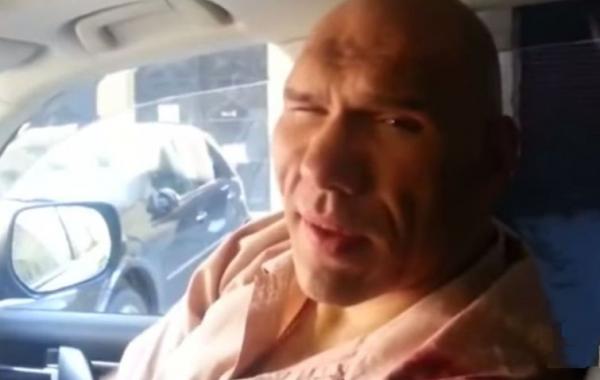 Буквально завтра в России стартует показ остросюжетного триллера под названием "Избави нас от лукавого". Только очень ленивый любитель кинематографа не слышал о нем или не видел трейлер. Сюжет фильма, как и любого другого триллера наполнен напряженными сценами и тоннами мистики. Талантливый парен Константин Яковлев смастерил смешную русскую версию трейлера к "Избави на сот лукавого", которая целиком состоит из отрывков российских вирусных роликов. Будет смешно и тем, кто видел трейлер, и тем, кто так и не п