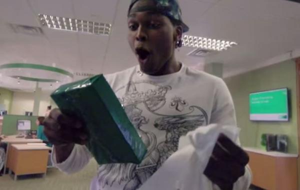 Трогательные, щедрые и неожиданные подарки от благодарного банкомата