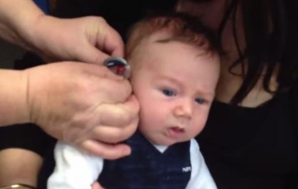 Трогательный момент: 7-недельный малыш впервые услышал голос своих родителей