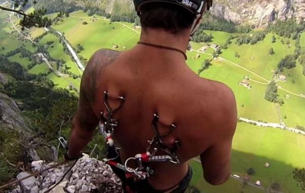 Прыжок с парашютом, прикрепленным крюками к спине