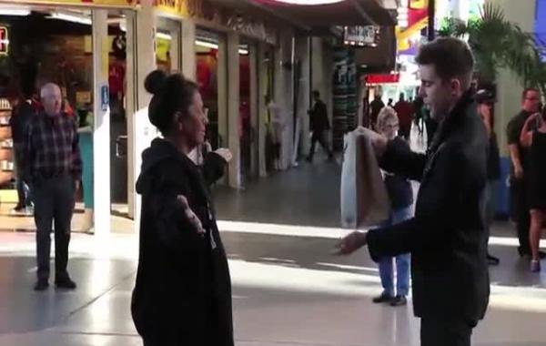 Уличный фокусник с помощью "магии" накормил бездомных