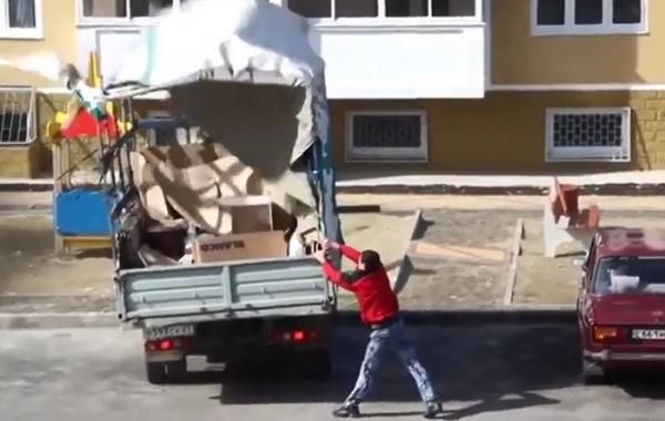 Жители Геленджика против сильного ветра видео