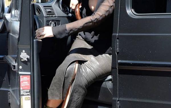 нелепый наряд Ким Кардашян, ягодицы ким кардашян