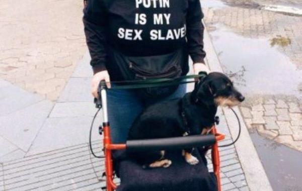 старички с пошлыми надписями на футболках, неприятойные надписи на футболках, пошлые надписи на футболках, неприличные надписи на одежде