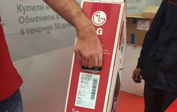 проверять технику в магазине, почему надо проверять товар в магазине, доски вместо телевизора, в коробке телевизор доски