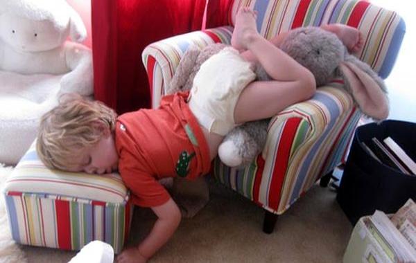 дети спят в необычных местах, дети спят в необычных позах, смешные спящие дети