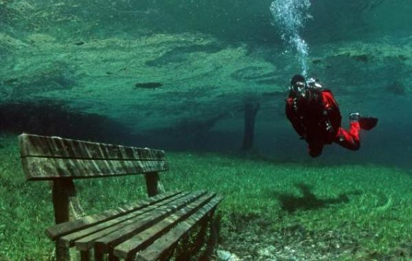 С августа по апрель красивый парк, а весной становится красивым озером