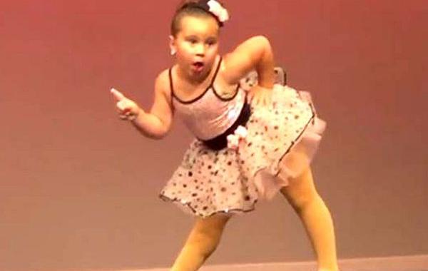 зажигательный танец девочки, танец девочки под Арету Франклин, танец девочка Арета Франклин Respect, 6-летняя девочка Джоанна танец