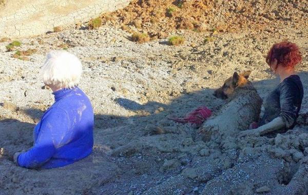 Спасение людей застрявших в грязи, две женщины и собака