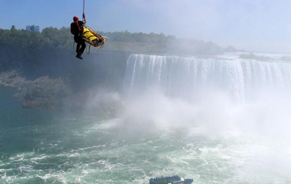 Мужчина чудом выжил после прыжка в Ниагарский водопад