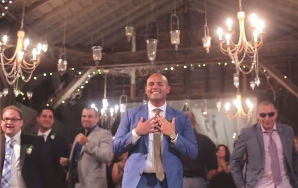 Жених приготовил сверхпозитивный флэшмоб, в качестве подарка в день свадьбы