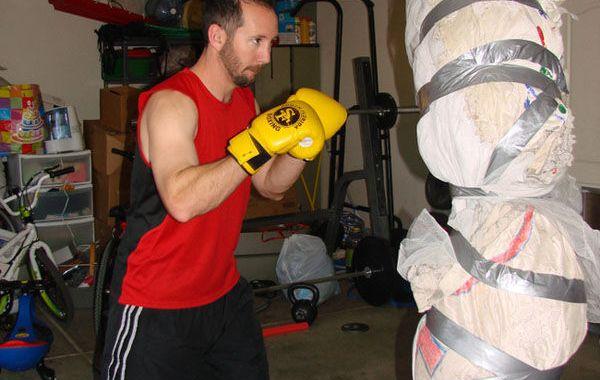 после развода отыгрался на свадебном платье, после развода поиздевался над свадебным платьем